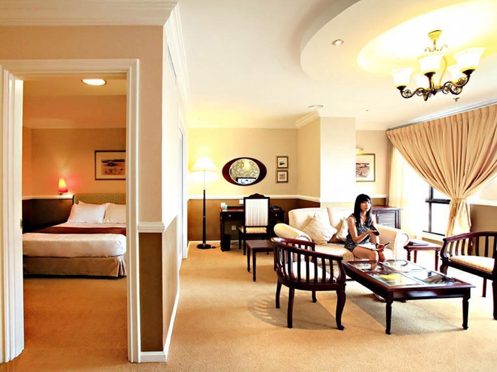 Merdeka Palace Hotel y Suites Kuching Exterior foto