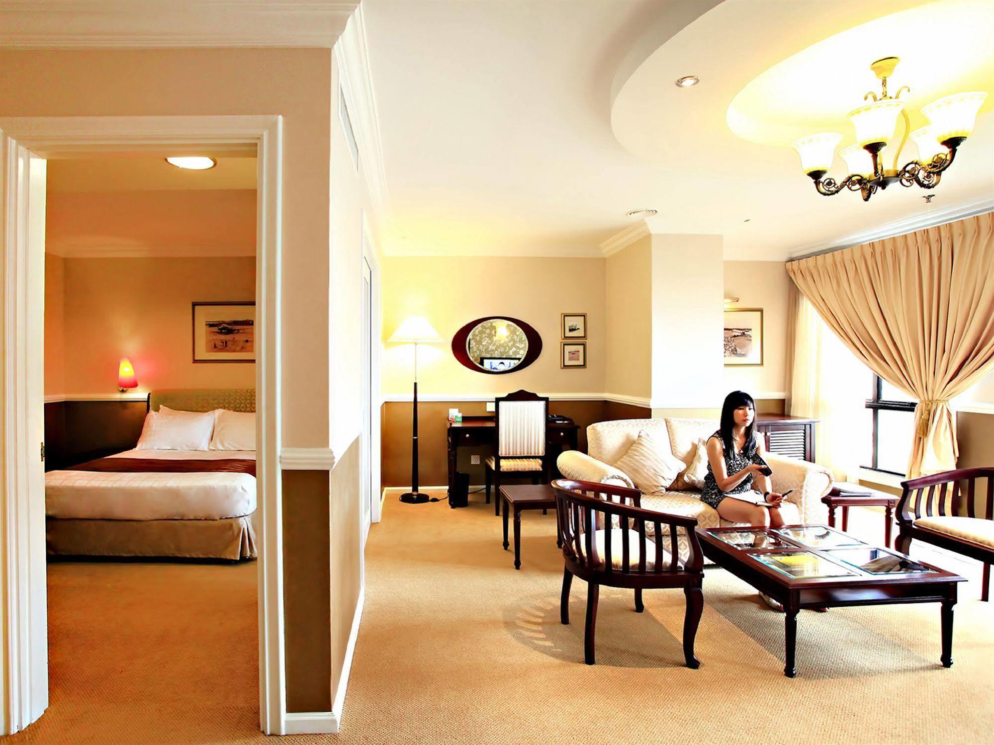 Merdeka Palace Hotel y Suites Kuching Exterior foto